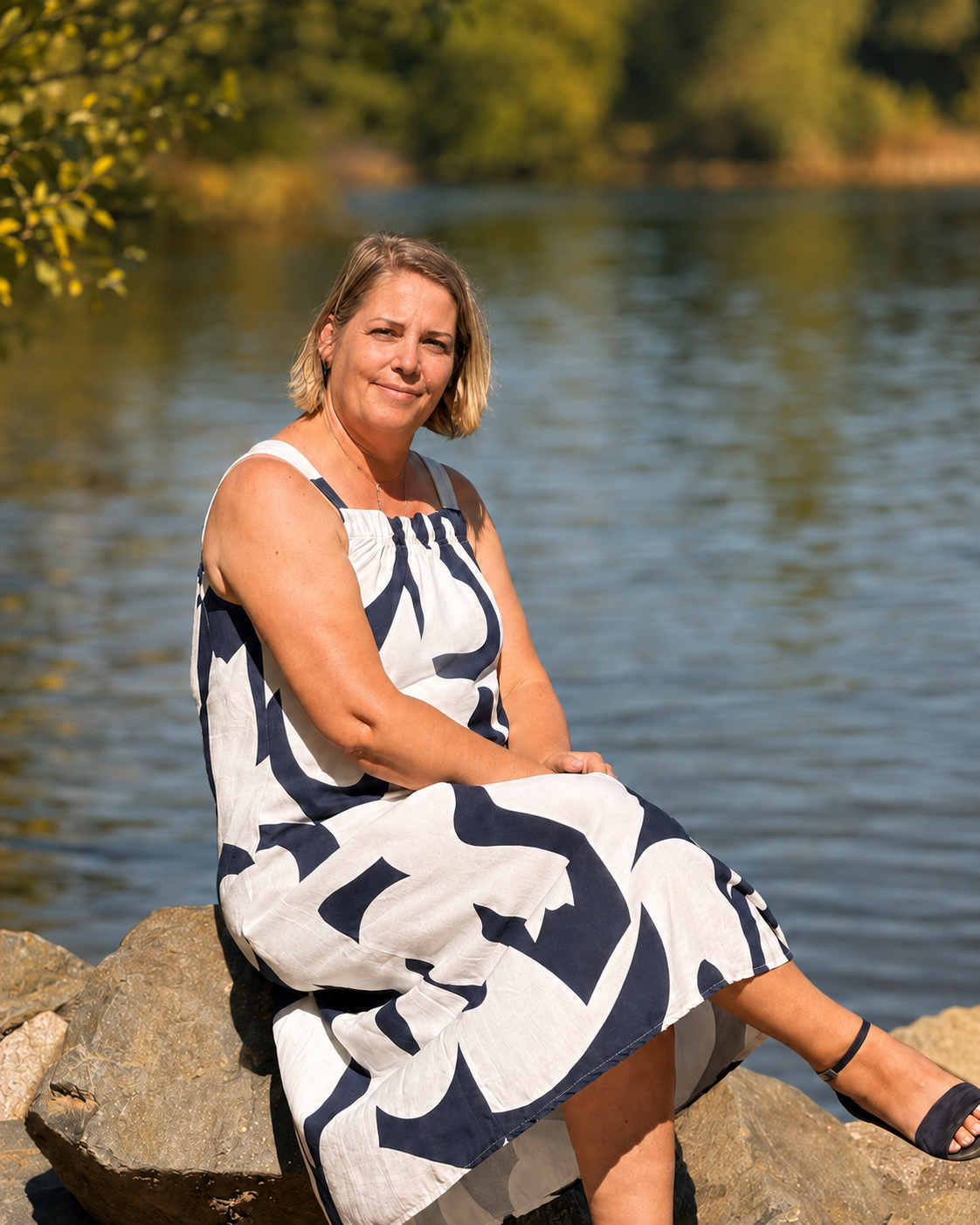 Melanie Brändel entspannt an einem See
